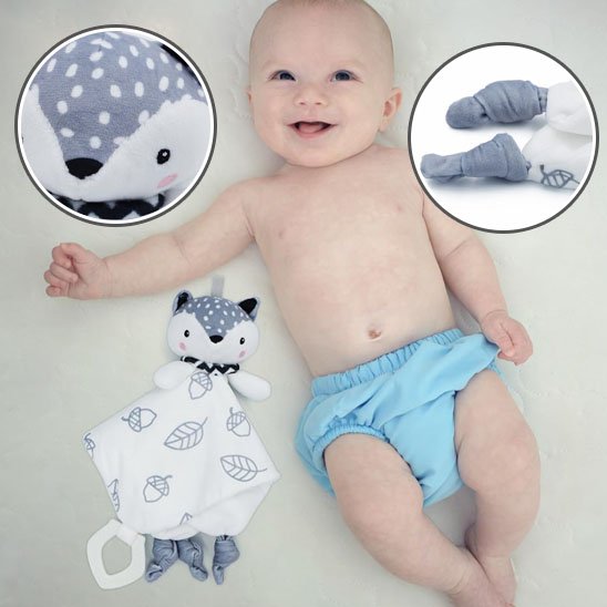 bébé allongé prêt de son doudou