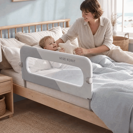 maman joue avec son bébé dans le lit protégé par une barrière