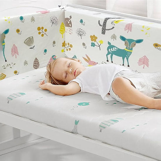 Bébé dort lit entourer tour de lit vert