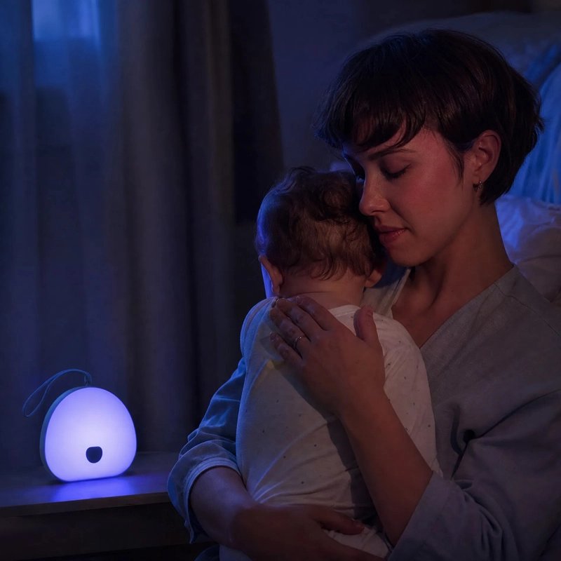 bebe et maman sous Veilleuse bruit blanc