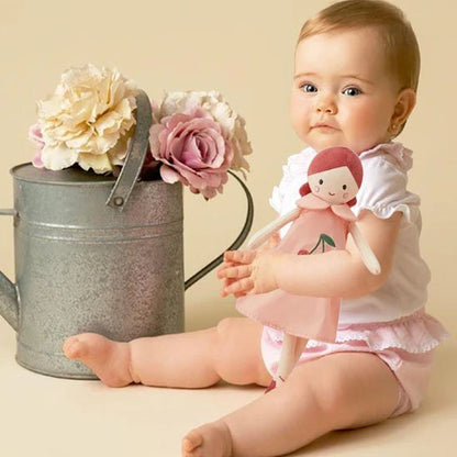 Bébé joue avec son doudou