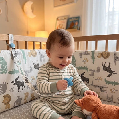 bébé joue dans son lit entourer avec Tour de lit bebe