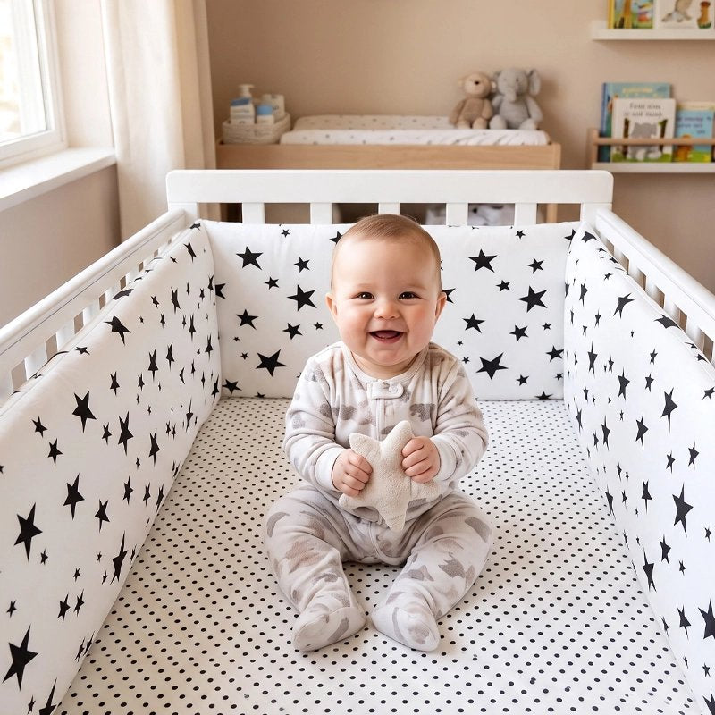 bebe joue dans son lit entourer par Tour de lit bébé