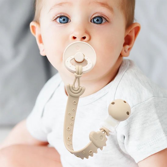 bébé porte son Attache sucette
