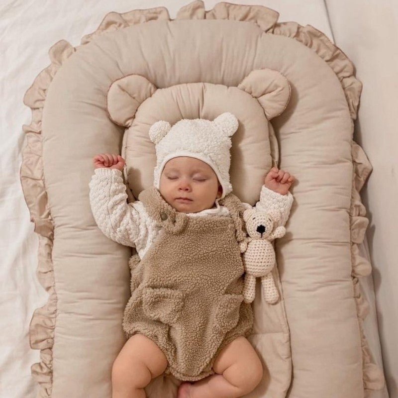 Bébé dort dans réducteur de lit | Coconzen - Univers Bébé Doux